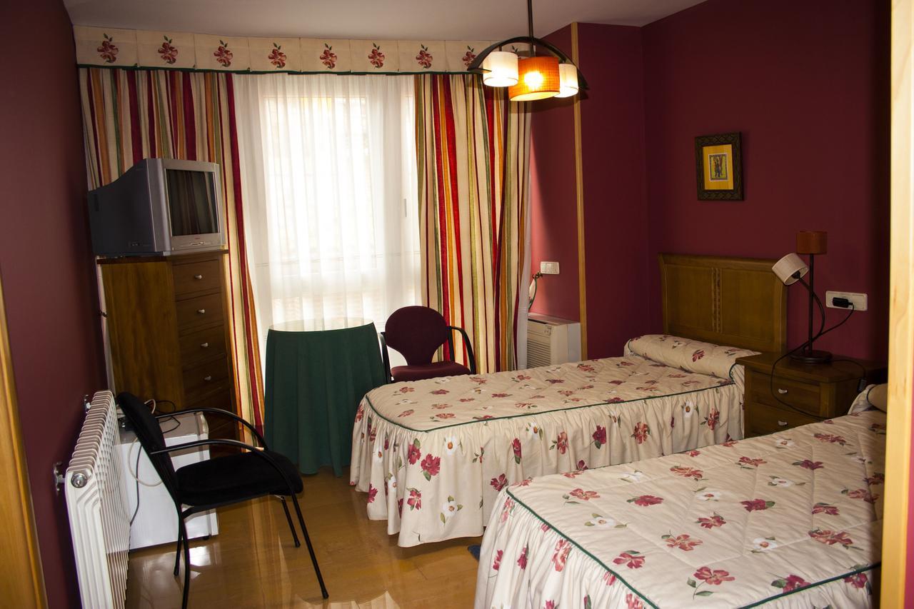 Hostal Arpa Avila Bagian luar foto